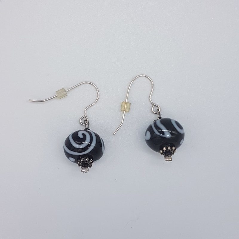 Boucle d'oreille pendante en verre - Noir à motif - 123perlimpimpin - Boutique Meli Melo